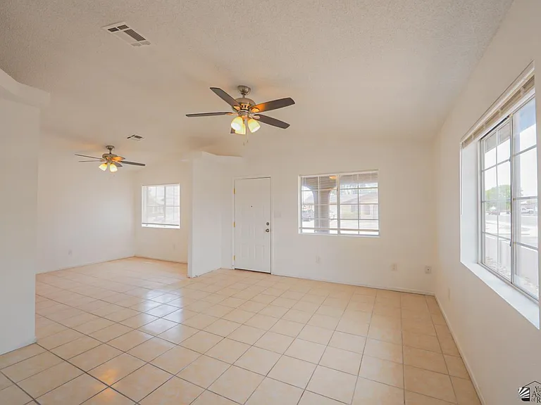604 E Yucca St — Photo 10