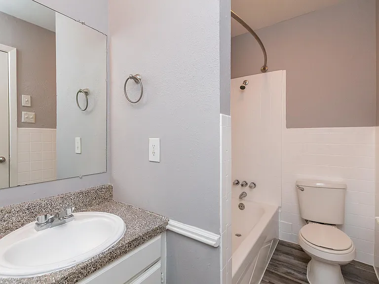 Wilshire Manor — Photo 9