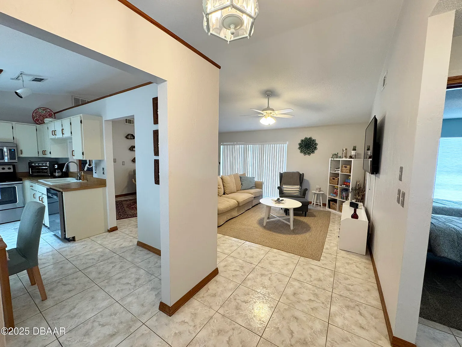 3 bed, 2.0 bath, 1396 sqft, $2,850 — Photo 2