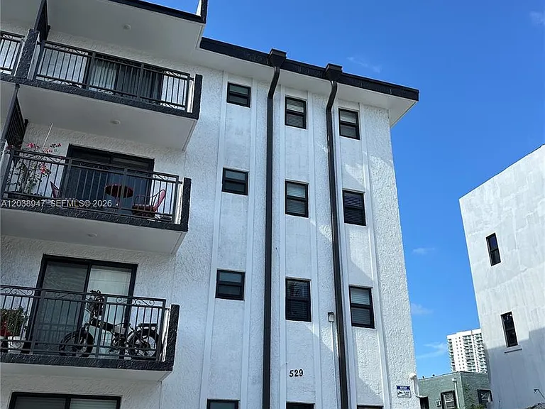 529 SW 4th St #104 — Photo 27