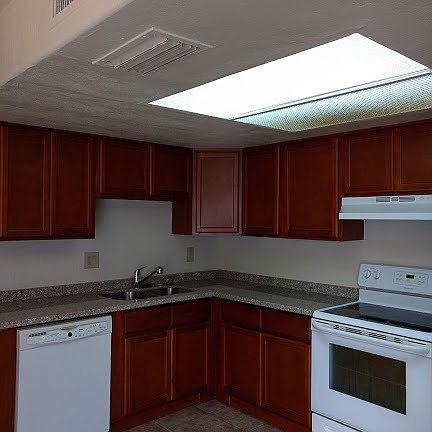 4th image of 8112 N 33rd Dr Unit 1