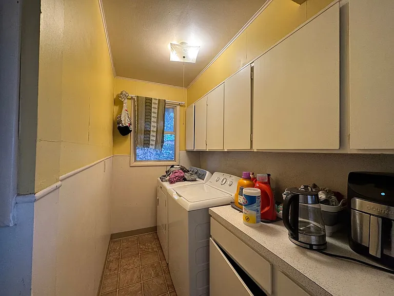 5 Bed 1.5 Bath in Fairhaven Close to Everything On a Bus Line — Photo 23
