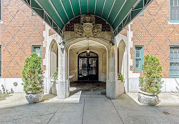 5th image of 160 Henry St #8CD