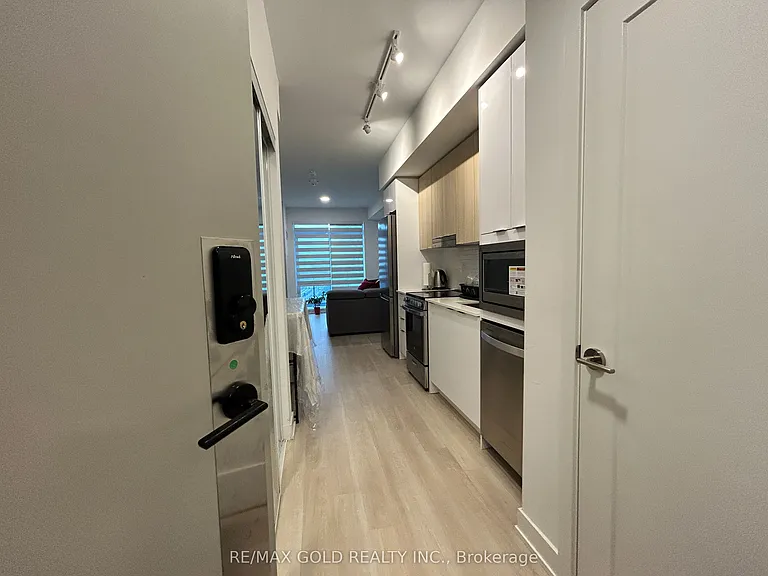 5105 Hurontario St #809 — Photo 12