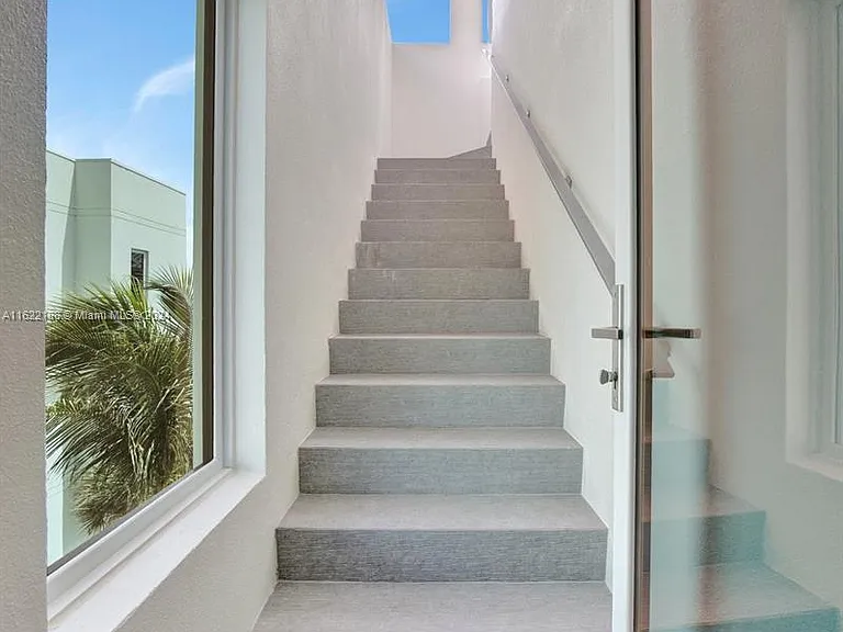 305 Oak St — Photo 31