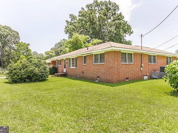 5th image of 415 Bernard Dr