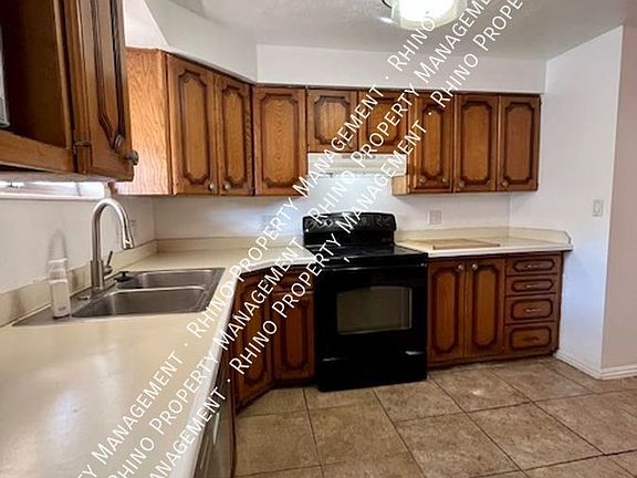 3rd image of 691 E Wyandotte Ave