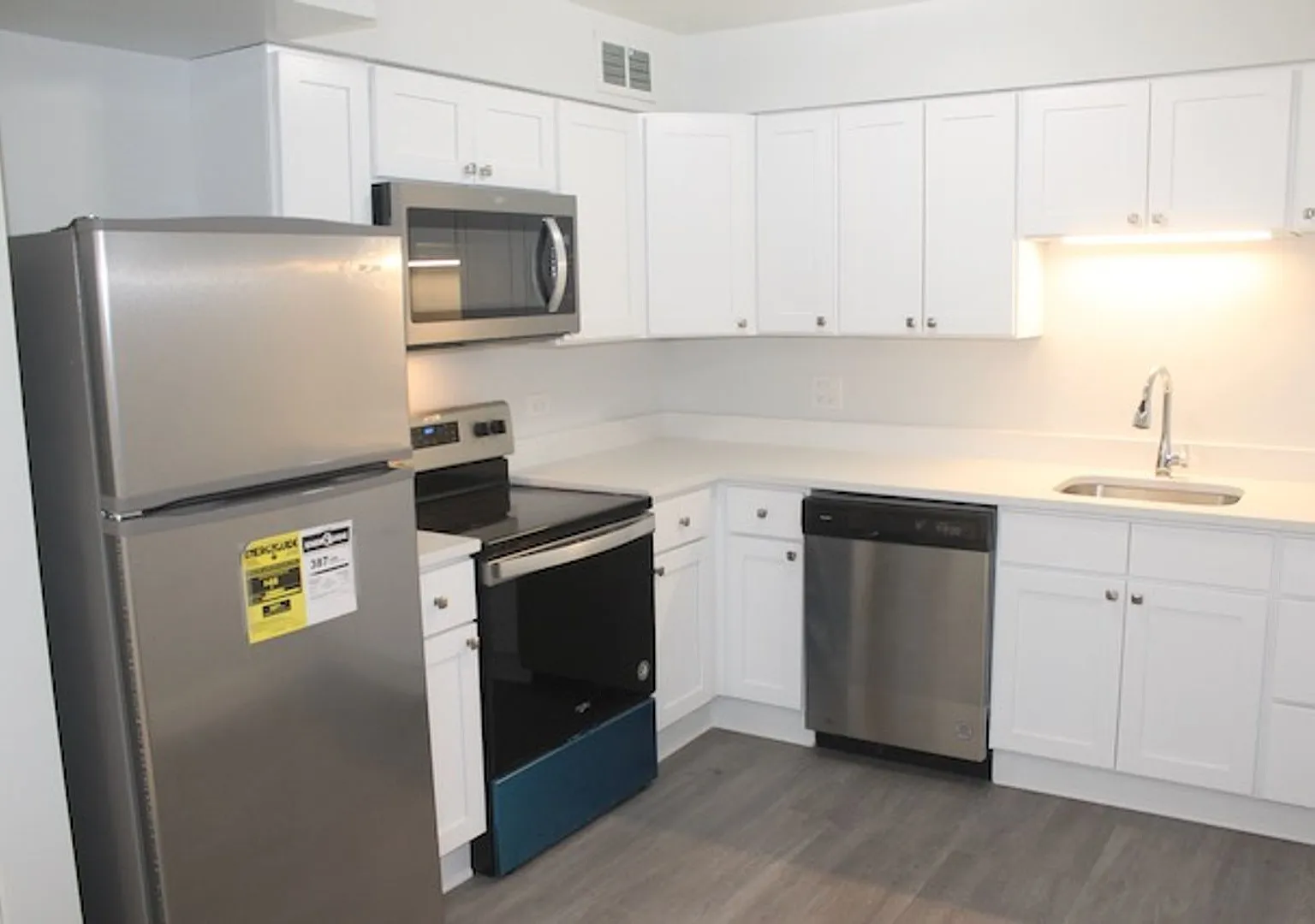 352 - *Sharff Apartments* — Photo 3