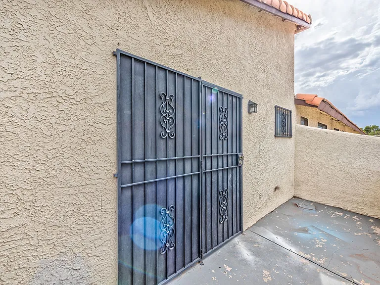 2080 Karen Ave #B63 — Photo 12