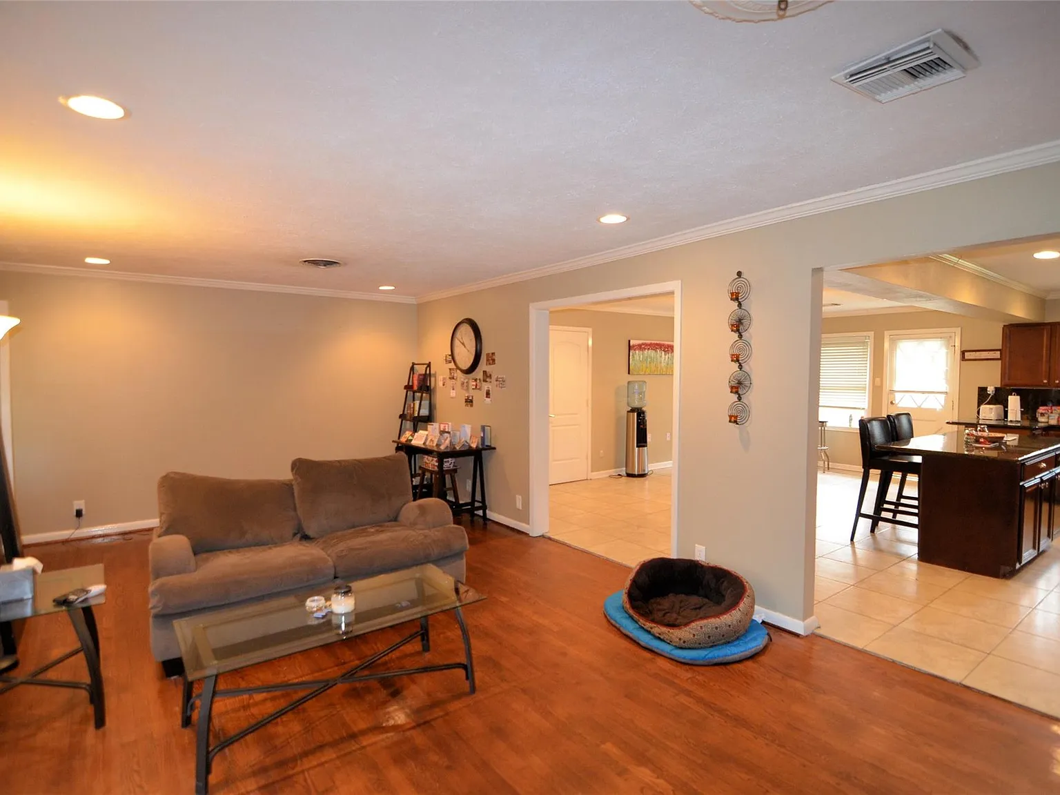 3 bed, 2.0 bath, 1944 sqft, $2,098 — Photo 3