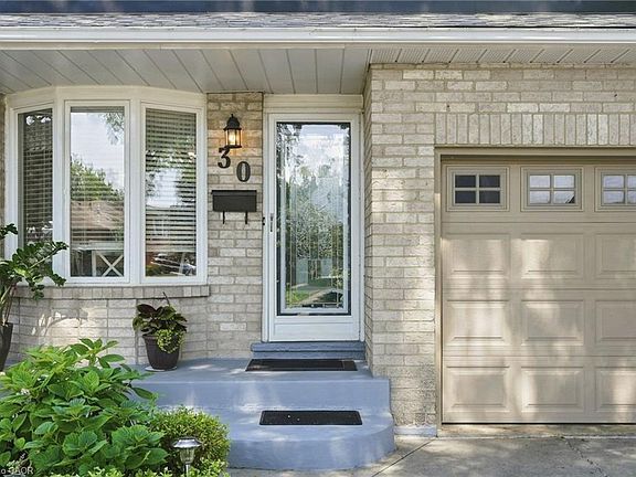 2nd image of 30 Twinoaks Cres