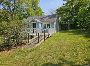 4 Woodlawn Ave, Selden, NY 11784