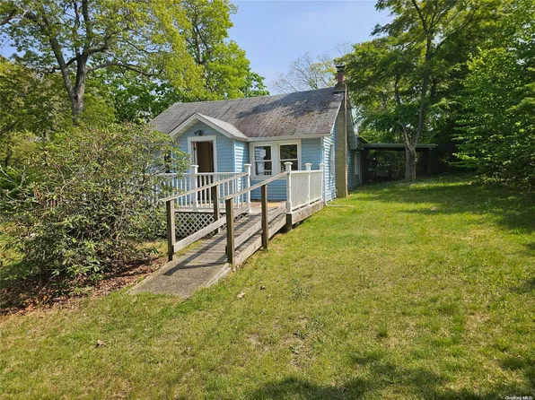 4 Woodlawn Avenue, Selden, NY 11784