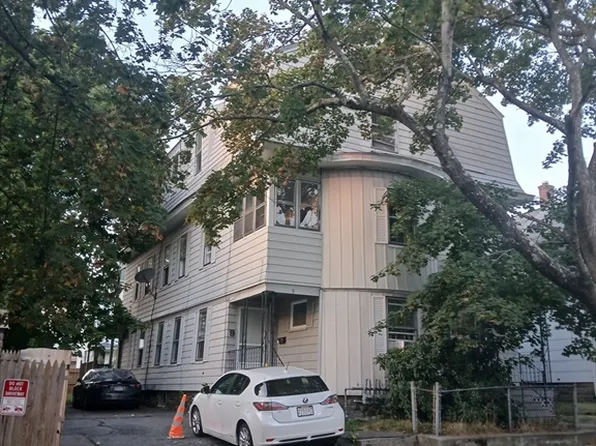 9 Bedford Ave, Worcester, MA 01604