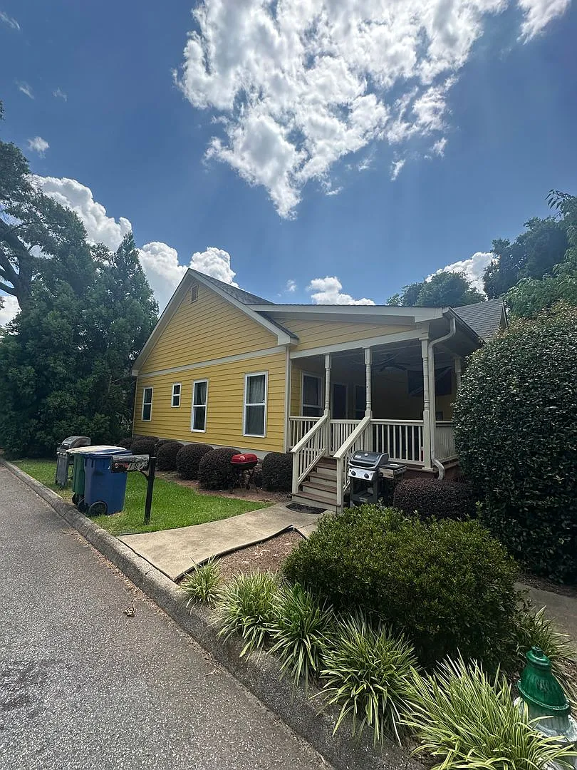 Large 4 Bedroom, 3 bathroom house near Downtown — Photo 1