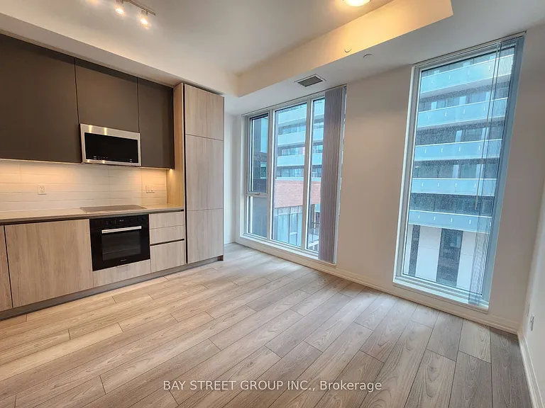 400 King St W #829 — Photo 10