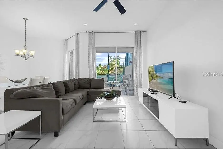 5 bed, 6.0 bath, 2204 sqft, $3,000 — Photo 2