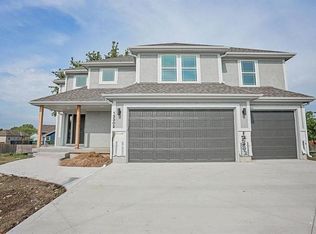12302 S Oak Ave, Peculiar, MO 64078
