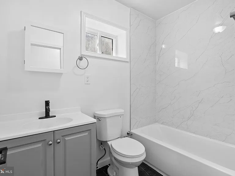 2055 Dickinson St — Photo 12