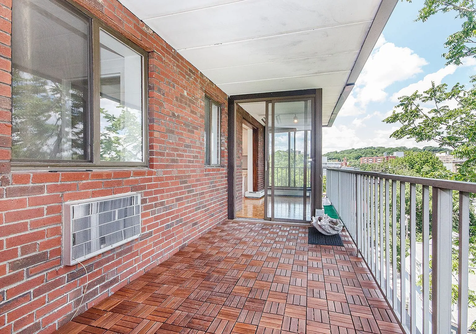 Large 1 bed in Brookline — Photo 3