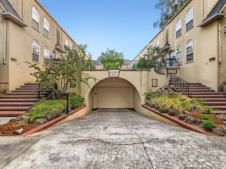 909 NE Brazee St #11 — Photo 1