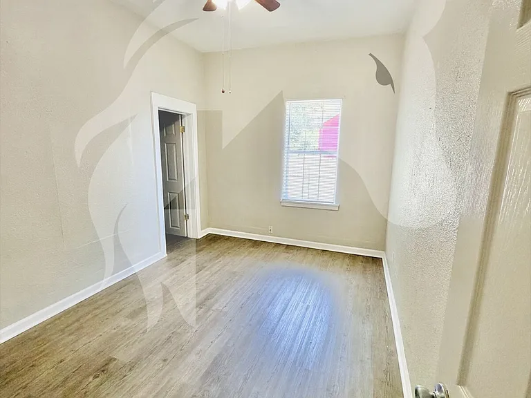 113 W Wabash Ave — Photo 12