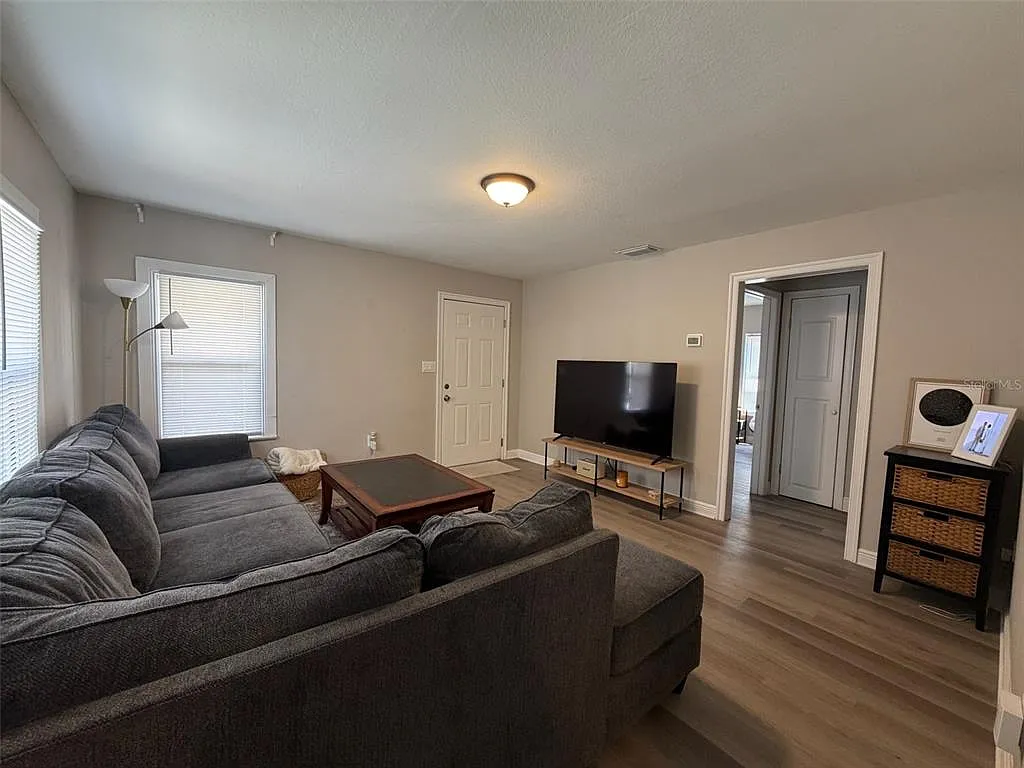 4 bed, 2.0 bath, 1302 sqft, $4,800 — Photo 4
