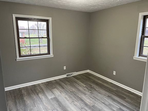 5th image of 104 Harris St