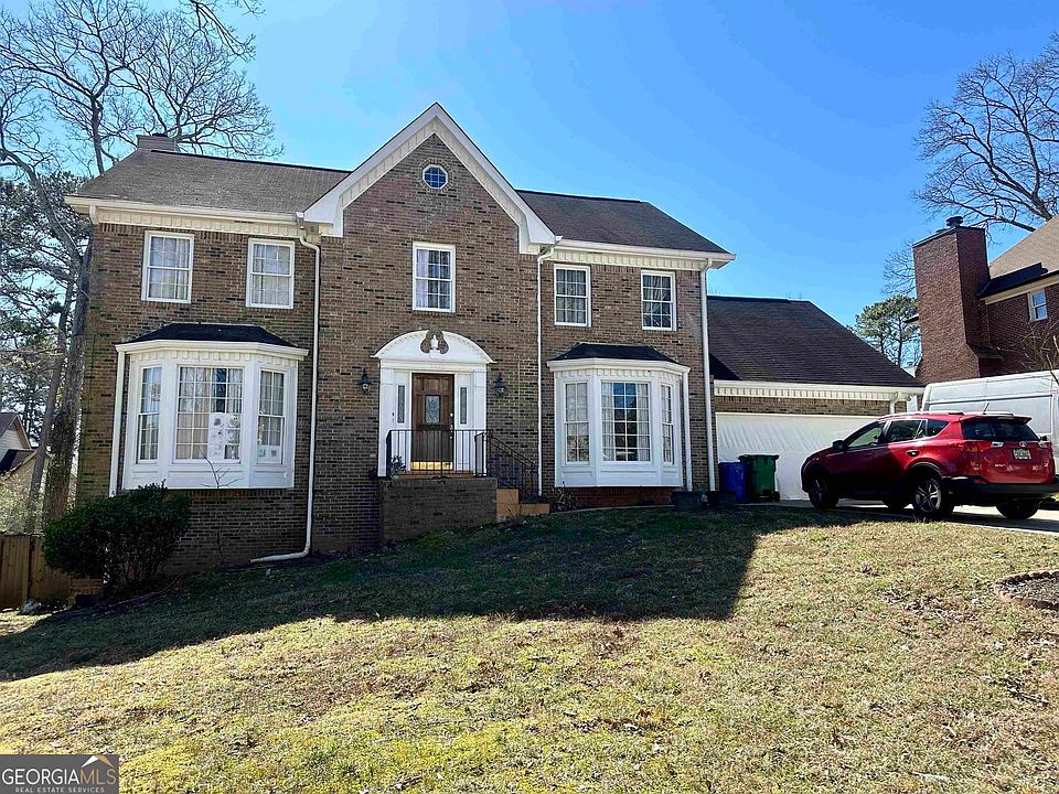 1st image of 5682 Mountain Cres