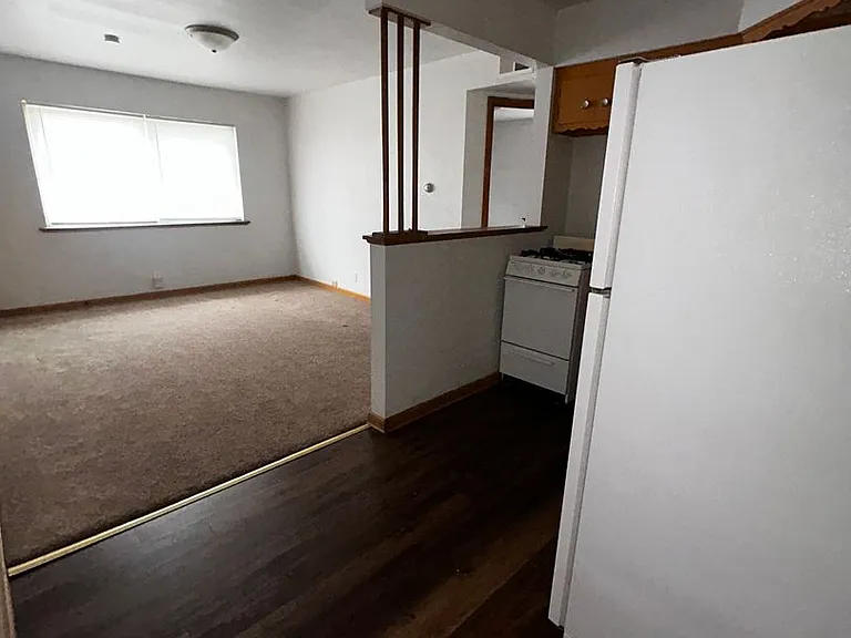 2410 W Howard Ave — Photo 3