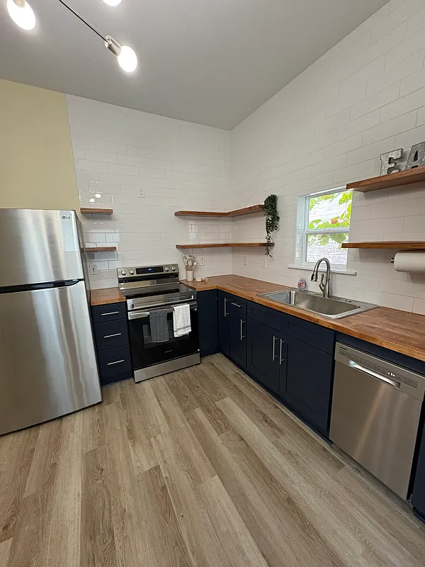 3 bed, 1300 sqft, $1,900 — Photo 2