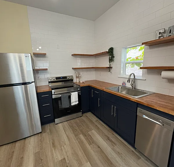 405 Bender St — Photo 2