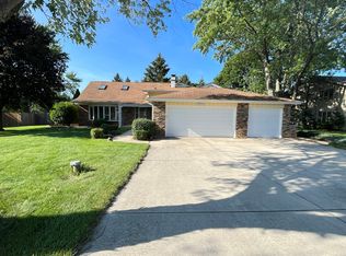 27W520 Ridgeview St, West Chicago, IL 60185