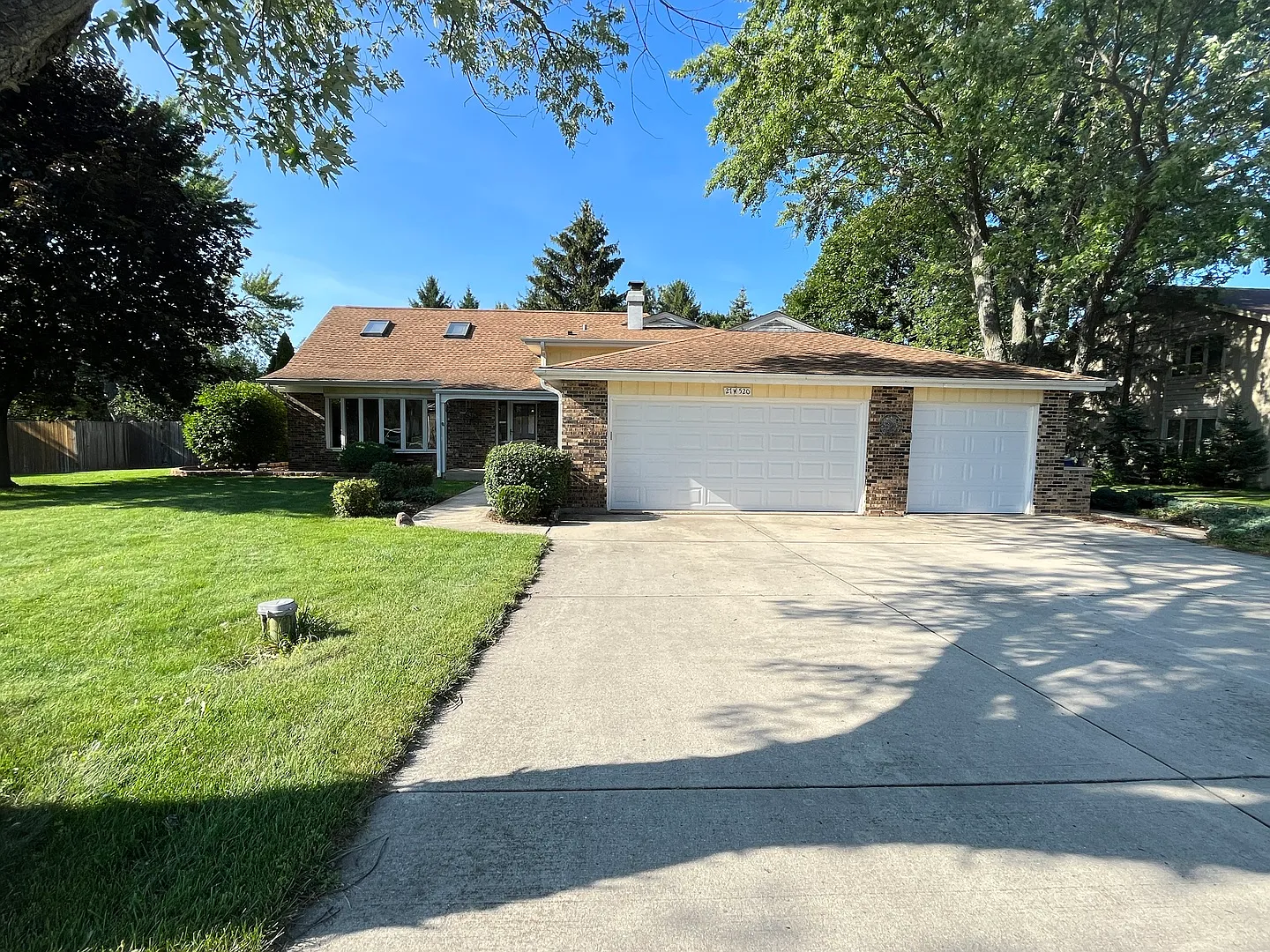 27W520 Ridgeview St photo 1