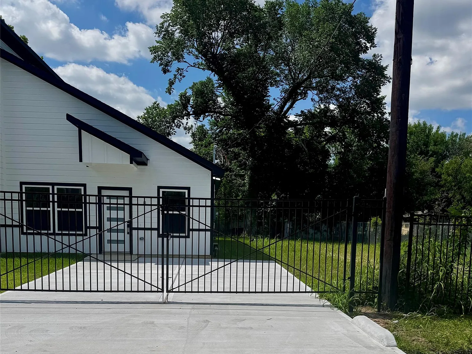 3 bed, 2.0 bath, 1218 sqft, $1,899 — Photo 2