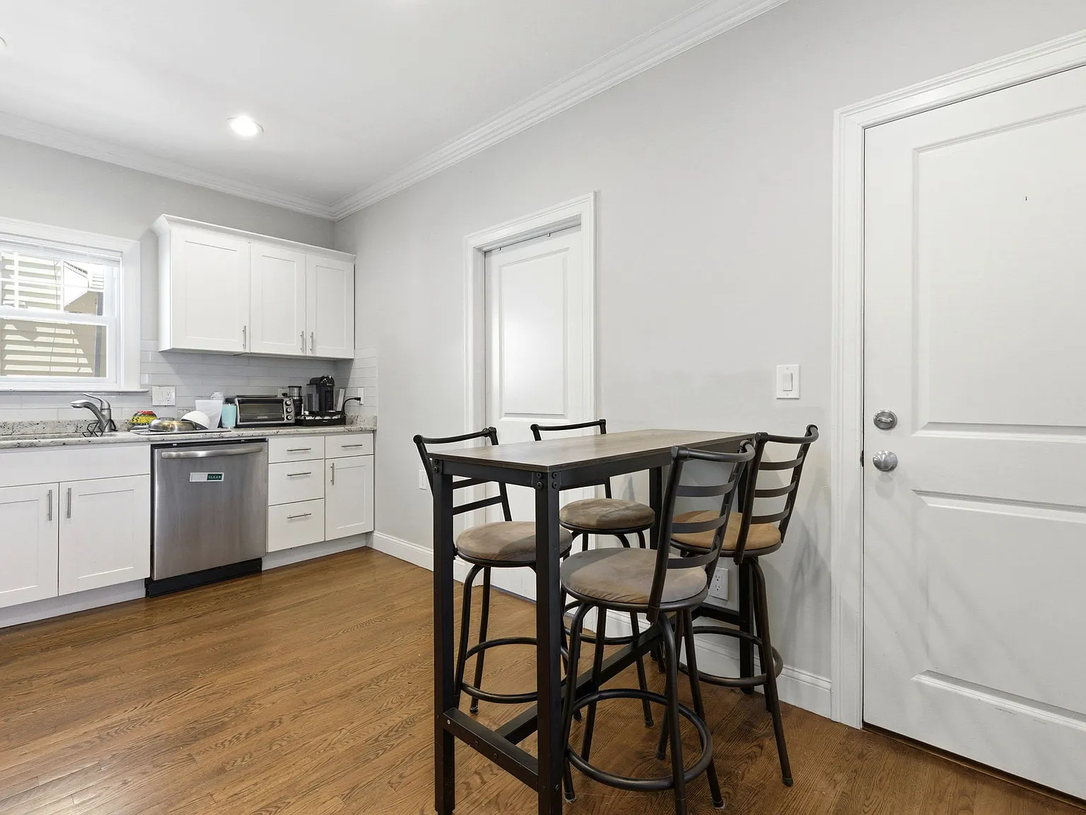 4 bed, 1.5 bath, 1300 sqft, $3,995 — Photo 3