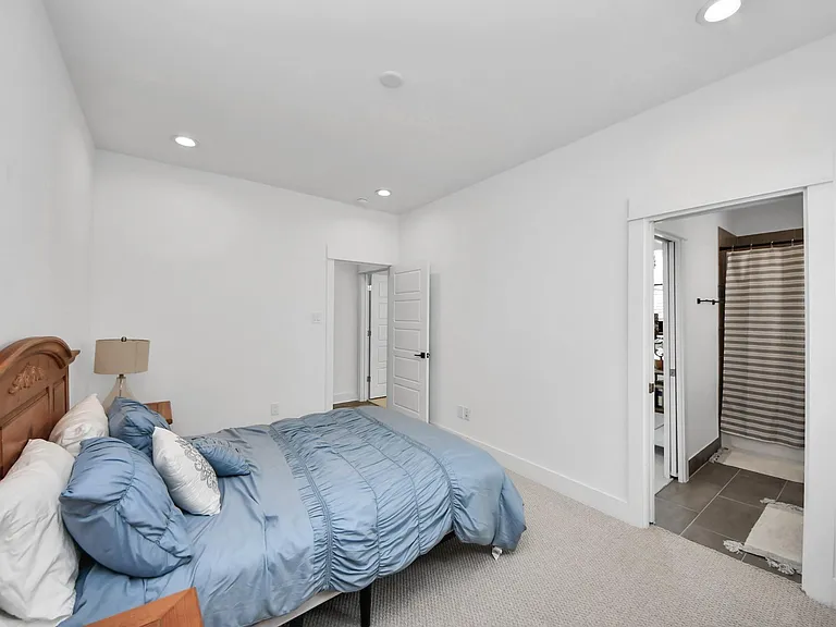 1066 Mansfield St — Photo 31