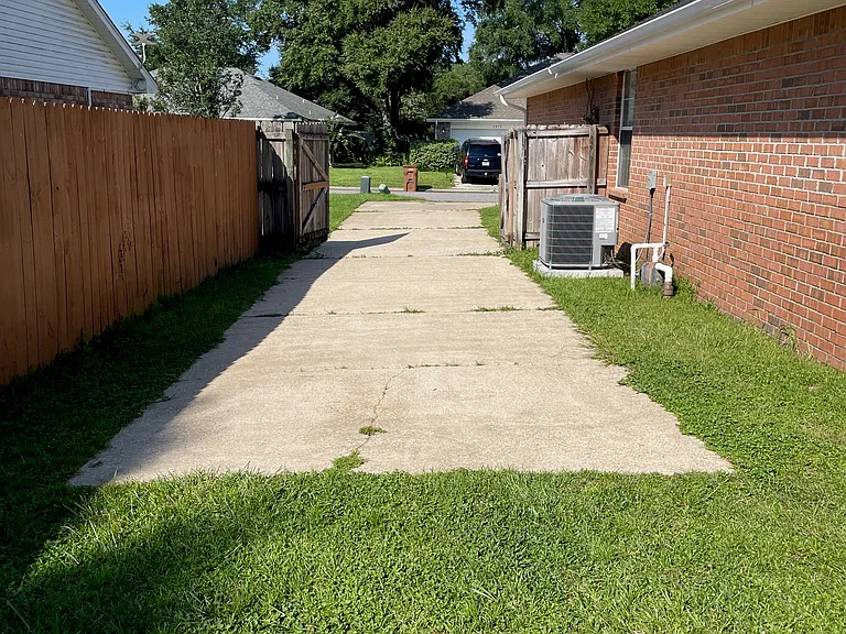 3918 Holleyberry Ln — Photo 22