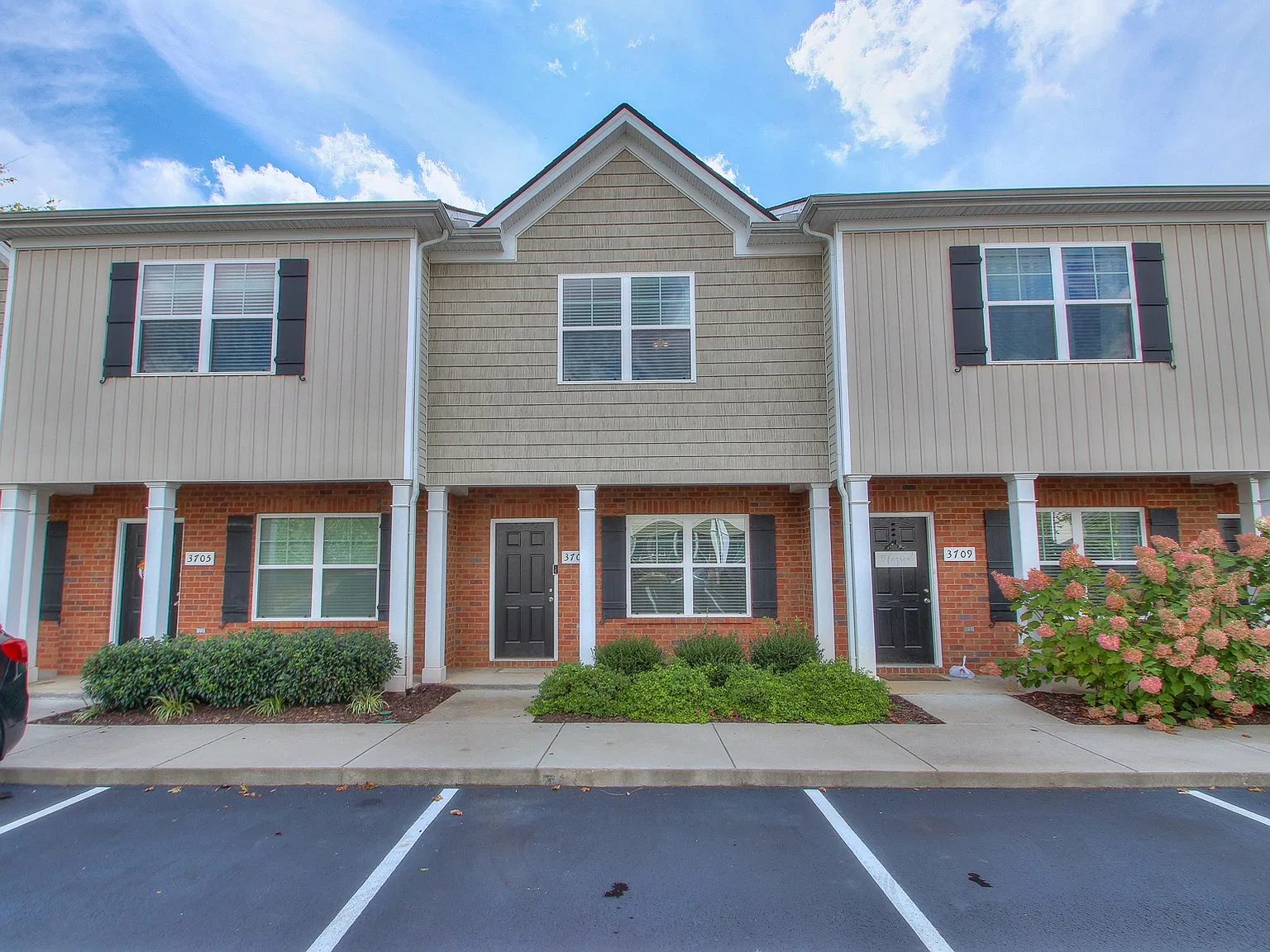 2 bed, 2.5 bath, 1207 sqft, $1,775 — Photo 2
