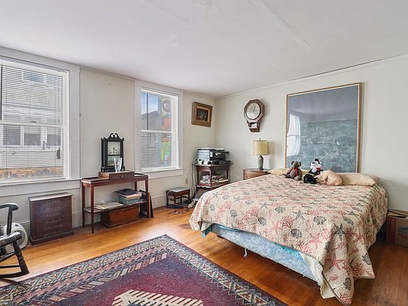 3rd image of 289 Commercial St