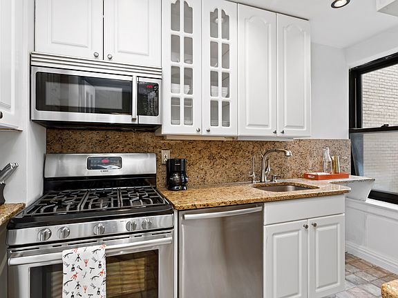 5th image of 227 E 57th St APT 15B