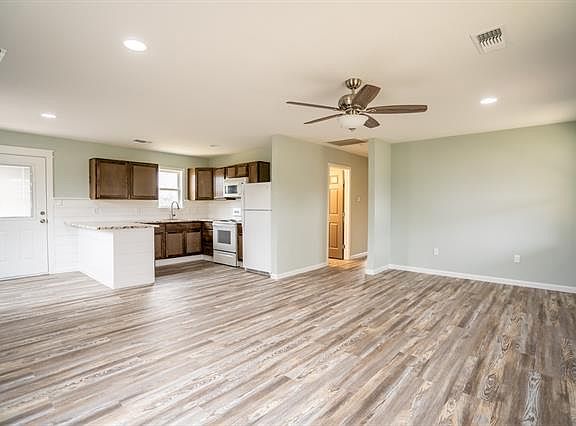 5th image of 308 N Caddo Ln