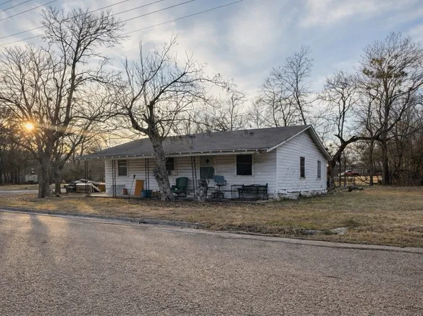 411 S Leon St, Groesbeck, TX 76642