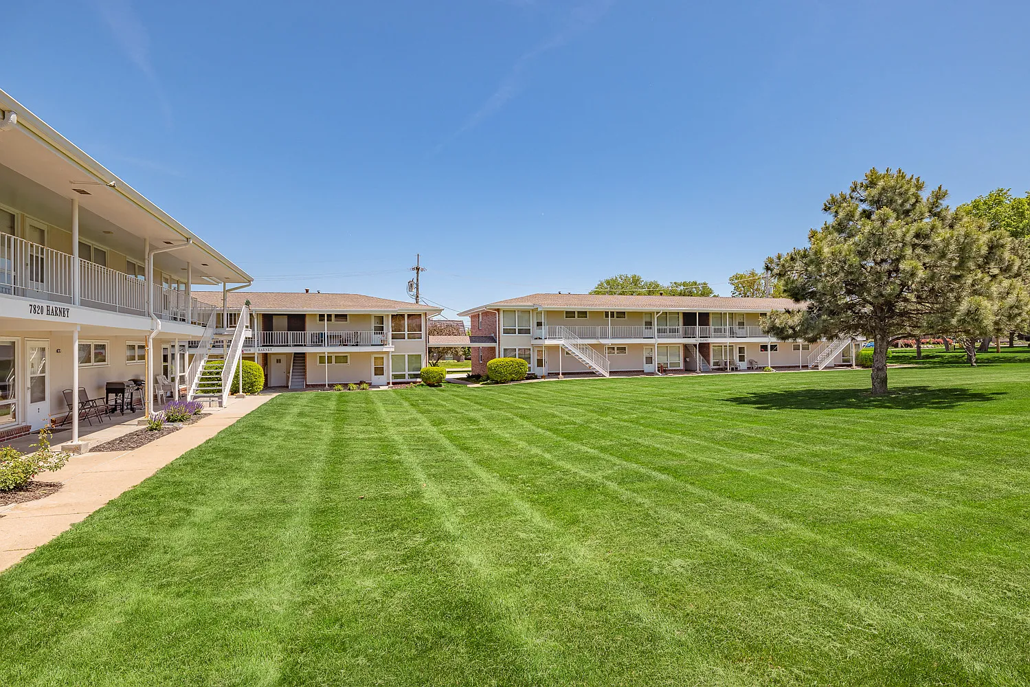 Beverly Hills Apartments — Photo 2