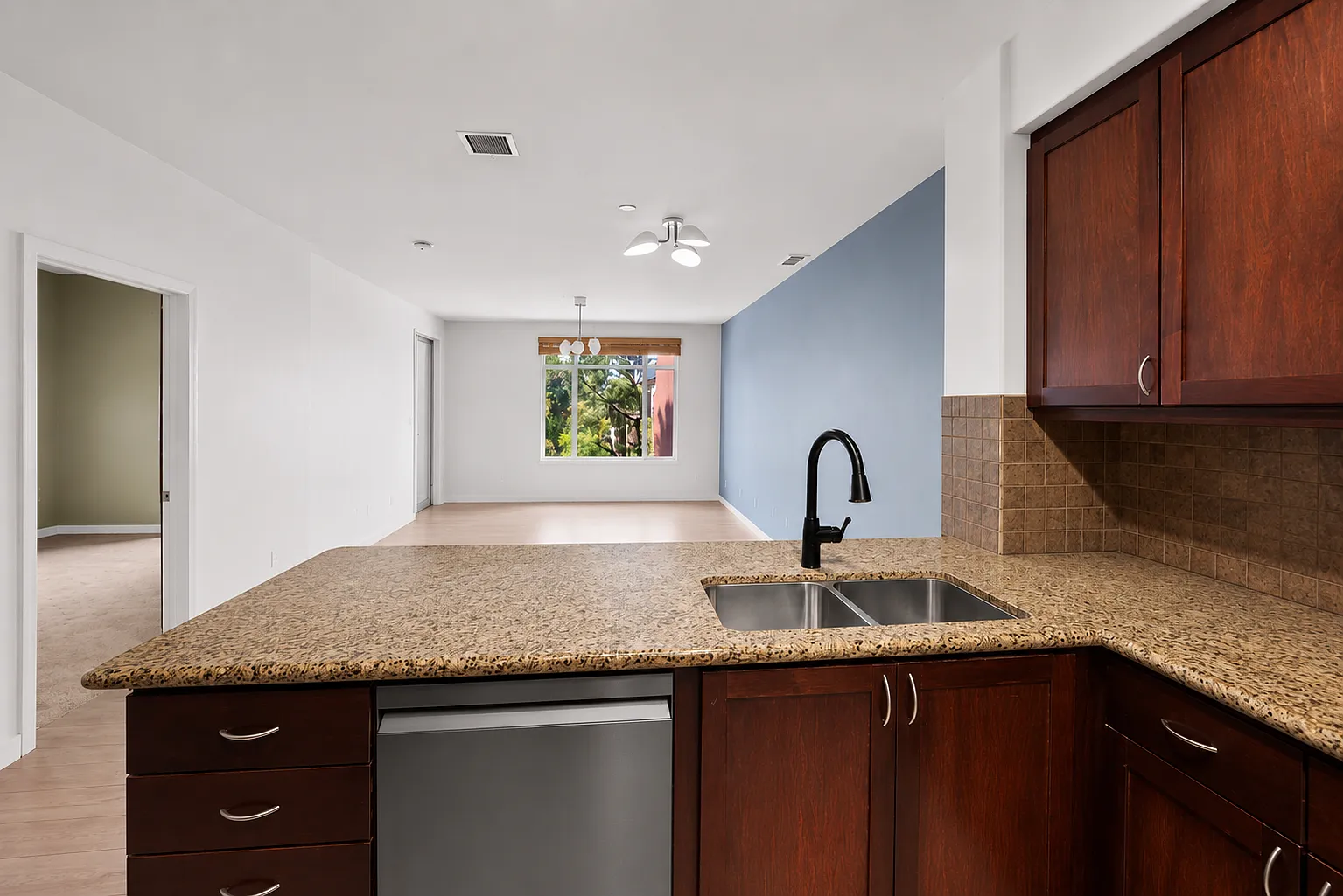 3 bed, 1776 sqft, $4,350 — Photo 4