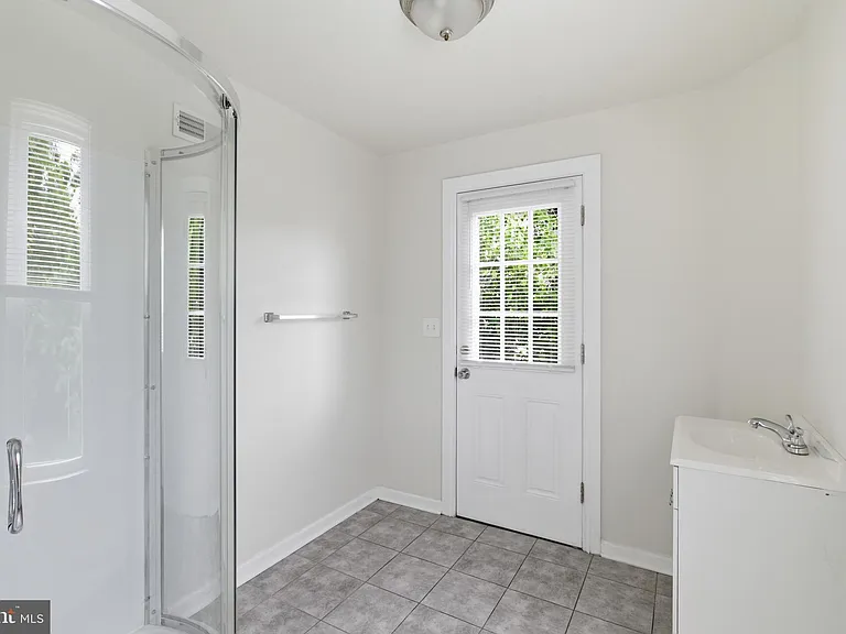 820 Greenhill Rd — Photo 17