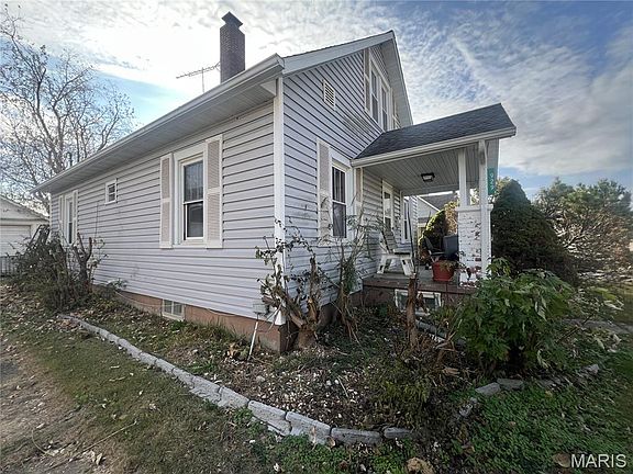 2nd image of 929 Grand Ave