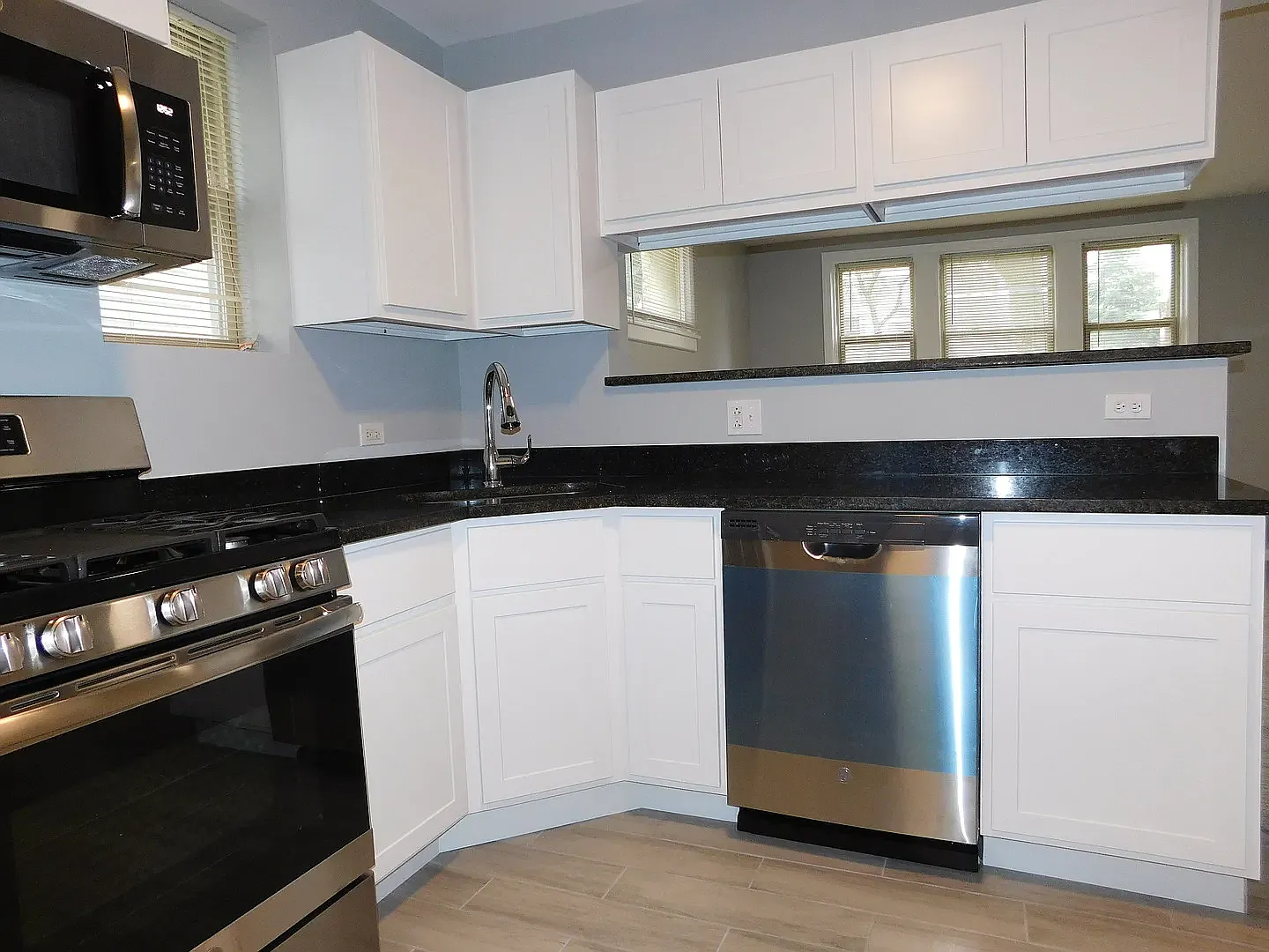 3 bed, 2100 sqft, $2,100 — Photo 2