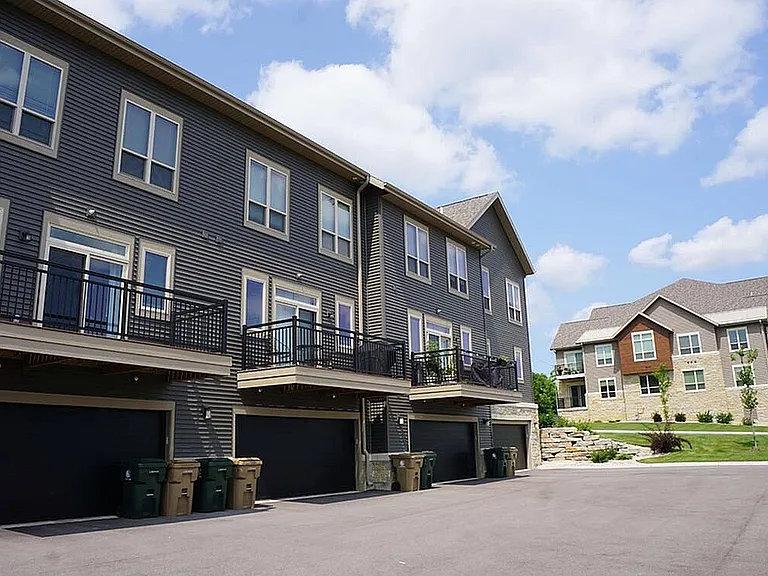 11_esker-townhomes-residences-madison-garages