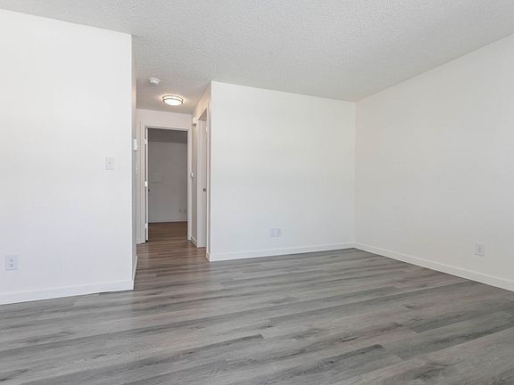 2nd image of 621 32nd St APT 17